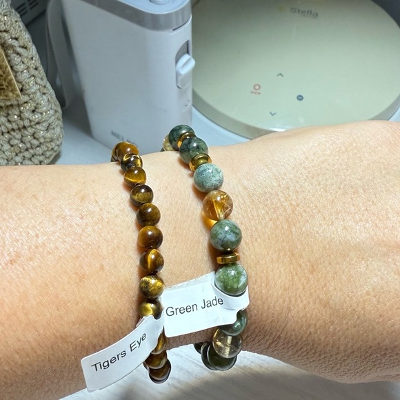 Green Jade Beaded Bracelet with Gold Accents - Picture 4 of 4